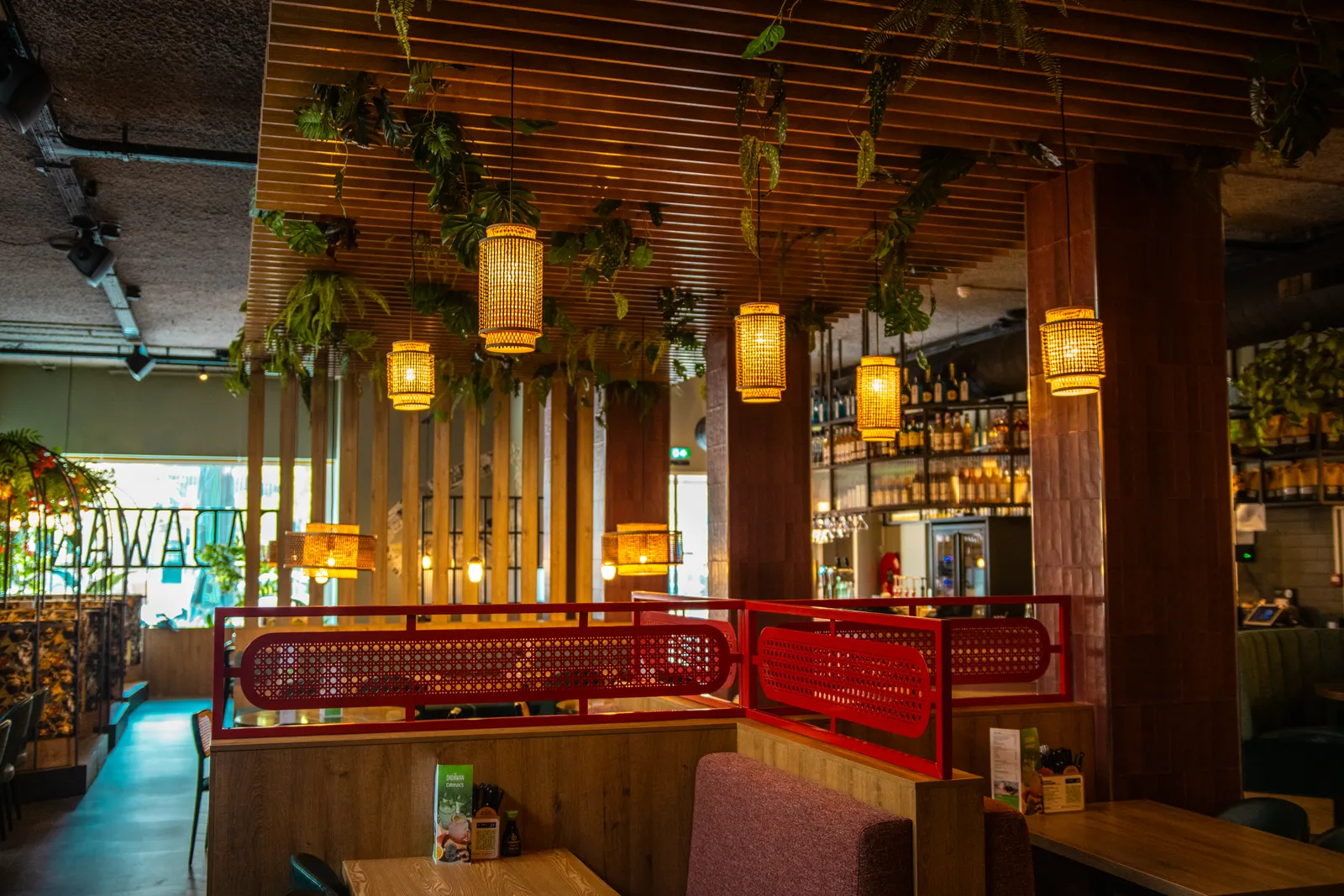 Restaurant Dadawan in Maastricht: rieten lampions en groen boven de bar